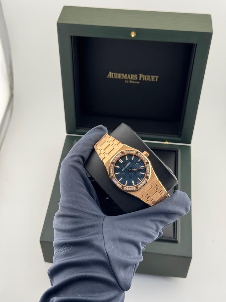 Audemars Piguet Royal Oak
'Ladies' Rose Gold Blue Dial Diamond Bezel
