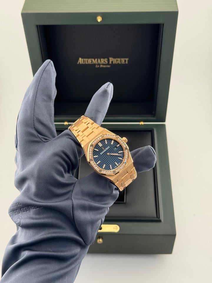 Audemars Piguet Royal Oak
'Ladies' Rose Gold Blue Dial Diamond Bezel