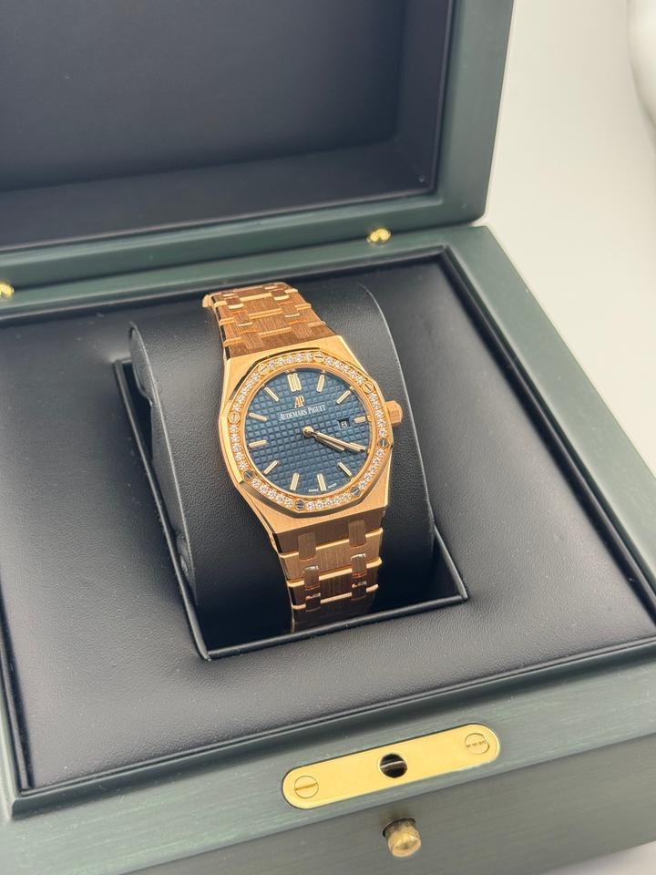Audemars Piguet Royal Oak
'Ladies' Rose Gold Blue Dial Diamond Bezel